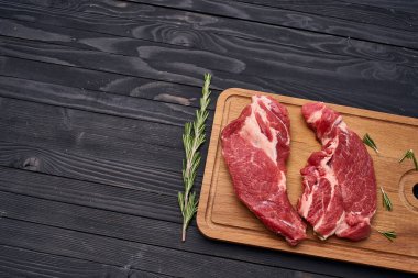 Et, ahşap tahta ve baharat karışımı.