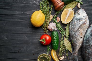 Taze balık malzemeleri ahşap restoran lezzeti