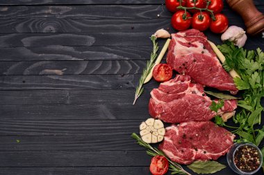 Tahta üzerinde et sebzeler ve ahşap arka plan pişirmek için malzemeler.