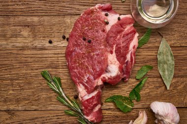 Tahta masa biberinin üzerindeki et proteini pişiriyor.