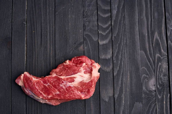 Carne manzo rosmarino bistecca ingredienti tavolo di legno — Foto Stock