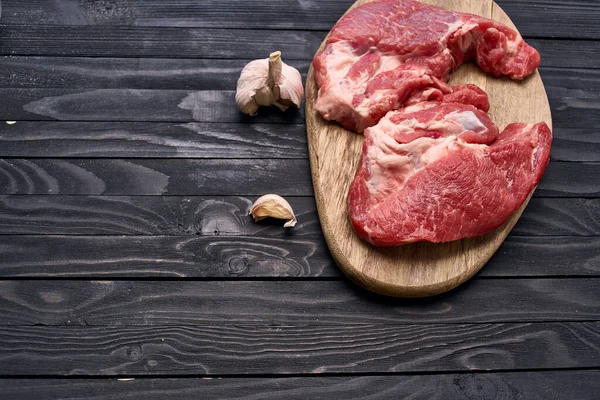 Filete de carne en los ingredientes de madera vista superior alimentos —  Fotos de Stock
