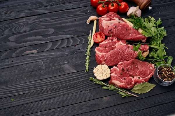 Vlees op houten plank groenten en ingrediënten voor het koken van houten achtergrond — Stockfoto