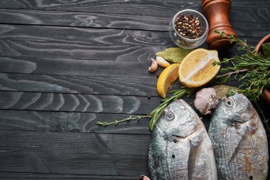 Taze balık malzemeleri ahşap restoran lezzeti