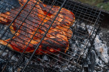 Kömür pişirme ızgara tavuk Brezilya usulü taze hava.
