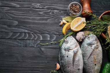 Taze balık malzemeleri ahşap restoran lezzeti