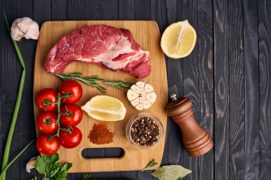 Tahta bir bifteğin üzerindeki et sebzeleri.