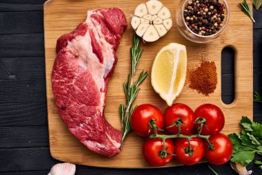 Tahta bir bifteğin üzerindeki et sebzeleri.