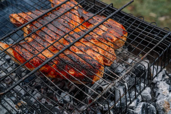 Frango grelhado cozinhar ao ar livre carvão grill natureza — Fotografia de Stock