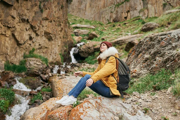 Mulher caminhante com mochila montanhas viajar aventura liberdade — Fotografia de Stock