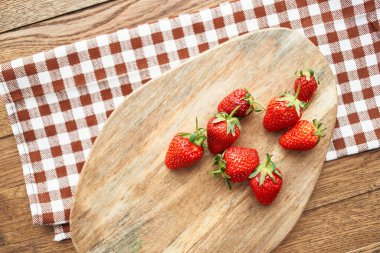 Çilekli ahşap mutfak taze meyve vitaminleri.