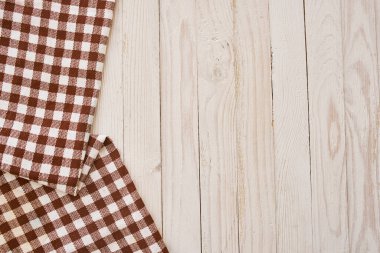 Masa örtüsü ahşap masa desenli mutfak manzaralı.