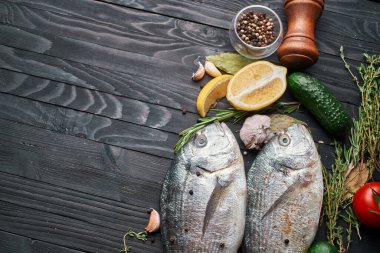 Taze balık malzemeleri ahşap restoran lezzeti