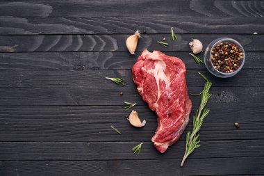 Biberiye etli biftek malzemeleri ahşap masa.