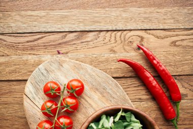 Bir tabak marul, vişneli domates organik sağlıklı yiyecekler pişiriyor.