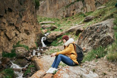 Sırt çantalı kadın yürüyüşçü dağlarda yolculuk özgürlüğü.