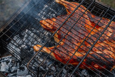 Kömür pişirme ızgara tavuk Brezilya usulü taze hava.