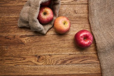 Tahta masadaki elmalar vitaminler taze meyveler organik