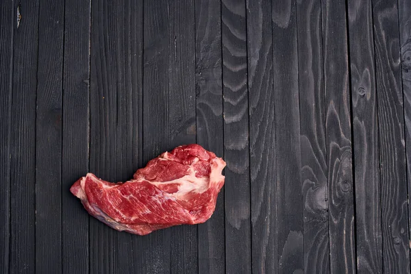 Carne manzo rosmarino bistecca ingredienti tavolo di legno — Foto Stock