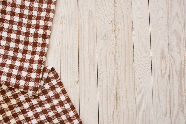 Masa örtüsü ahşap masa desenli mutfak manzaralı.