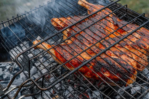 Frango grelhado cozinhar ao ar livre carvão grill natureza — Fotografia de Stock