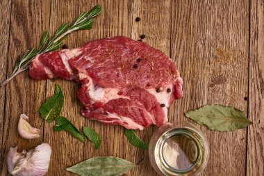 Tahta masa biberinin üzerindeki et proteini pişiriyor.