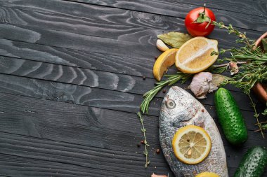 Tahta üzerinde balık. Malzemeler limon taze deniz ürünleri.