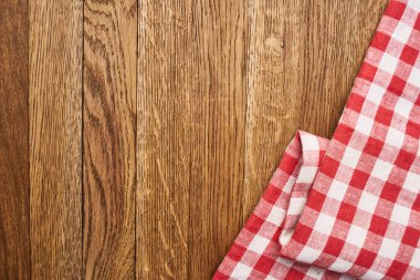 Ahşap masa örtüsü, ekose masa örtüsü, mutfak manzarası.