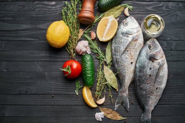 Taze balık malzemeleri ahşap restoran lezzeti