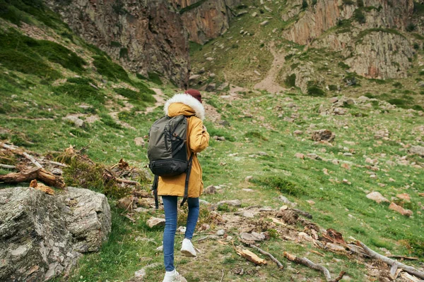 Mulher caminhante com mochila montanhas viajar aventura liberdade — Fotografia de Stock