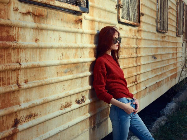 Paslı karavanın yanında poz veren bir kadın.