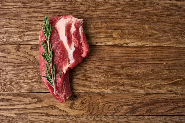 Et taze ürünler mutfak ahşap masa pişiriyor.