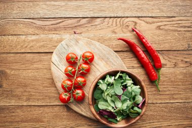 Bir tabak marul, vişneli domates organik sağlıklı yiyecekler pişiriyor.