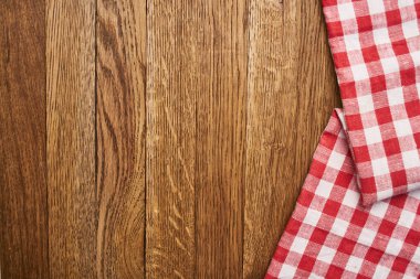 Ahşap masa örtüsü, ekose masa örtüsü, mutfak manzarası.