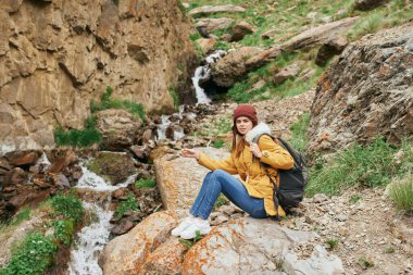 Sırt çantalı kadın yürüyüşçü dağlarda yolculuk özgürlüğü.