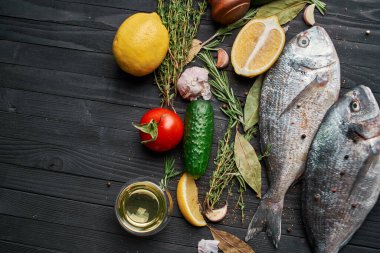 Taze balık malzemeleri ahşap restoran lezzeti