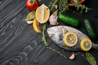 Tahta üzerinde balık. Malzemeler limon taze deniz ürünleri.