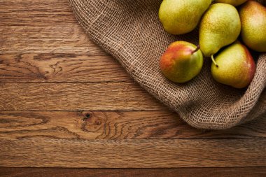 Ahşap masa üzerindeki armutlar yakın plan tarım vitaminleri.