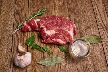 Tahta masa biberinin üzerindeki et proteini pişiriyor.