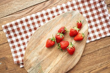 Çilekli ahşap mutfak taze meyve vitaminleri.