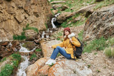 Sırt çantalı kadın yürüyüşçü dağlarda yolculuk özgürlüğü.