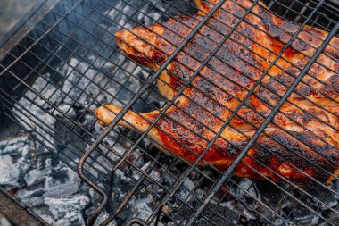 Kömür pişirme ızgara tavuk Brezilya usulü taze hava.