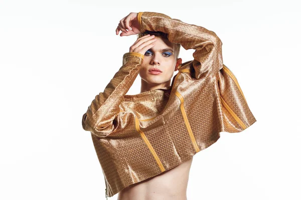 Kadın makyaj transseksüeli olan bir adam moda dünyasına poz veriyor.