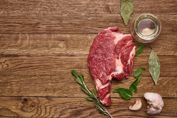 Carne em uma mesa de madeira pimenta ingredientes proteína de cozinha — Fotografia de Stock