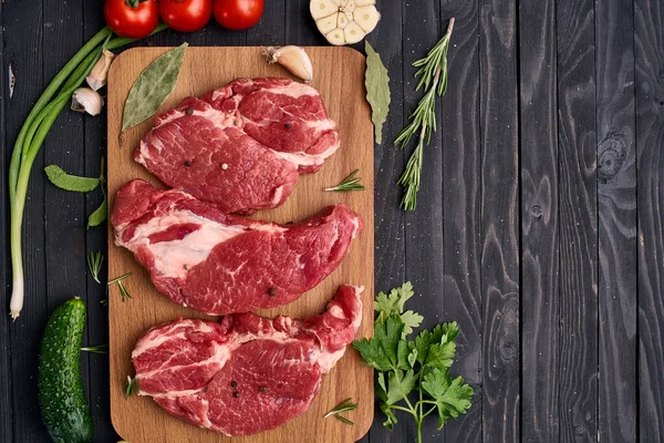 La carne hortalizas los ingredientes sobre la tabla de madera la carne — Foto de Stock