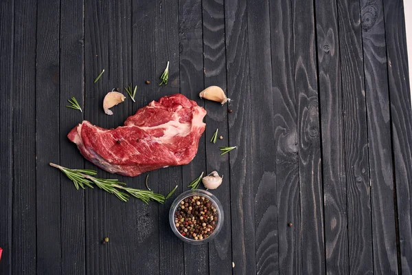 Fleisch Rindfleisch Rosmarinsteak Zutaten Holztisch — Stockfoto