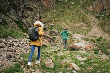 Sırt çantalı kadın yürüyüşçü dağlarda yolculuk özgürlüğü.