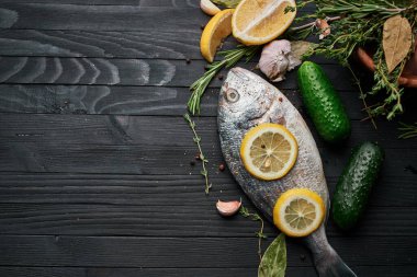 Tahta üzerinde balık. Malzemeler limon taze deniz ürünleri.