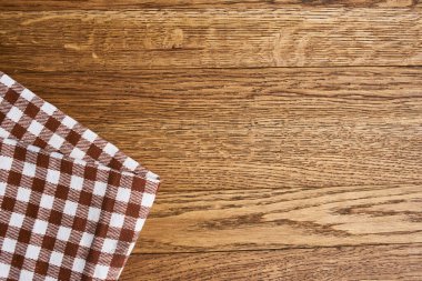 Ahşap masa örtüsü, ekose masa örtüsü, mutfak manzarası.