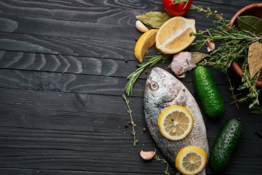 Tahta üzerinde balık. Malzemeler limon taze deniz ürünleri.